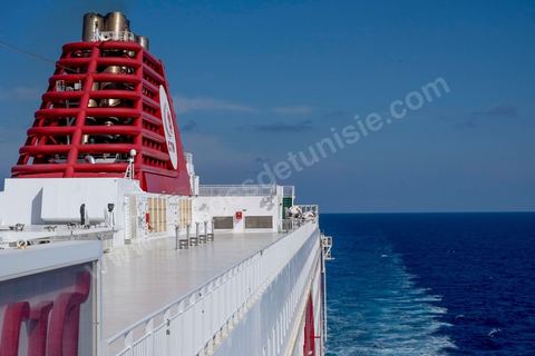 Juin 2014 : au coeur du navire tunisien Tanit, navire de transport de passagers de la CTN, Compagnie Tunisienne de Navigation, lors d'une double traversée entre Tunis et Marseille. Mis en service en 2012, le navire de 212 m de long et 30 m de large a une capacité de 3200 personnes et 1060 voitures. Il traverse la Méditerranée entre Tunis et Marseille en 24 h. Découverte des lieux, espaces communs, cabines, salle de commandement et de pilotage, salle des moteurs, ... Escale à Marseille puis retour avec les tunisiens de l'étranger sur Tunis. Chargement des véhicules.