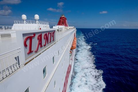 Juin 2014 : au coeur du navire tunisien Tanit, navire de transport de passagers de la CTN, Compagnie Tunisienne de Navigation, lors d'une double traversée entre Tunis et Marseille. Mis en service en 2012, le navire de 212 m de long et 30 m de large a une capacité de 3200 personnes et 1060 voitures. Il traverse la Méditerranée entre Tunis et Marseille en 24 h. Découverte des lieux, espaces communs, cabines, salle de commandement et de pilotage, salle des moteurs, ... Escale à Marseille puis retour avec les tunisiens de l'étranger sur Tunis. Chargement des véhicules.