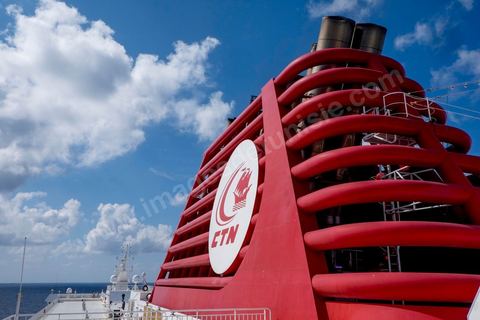 Juin 2014 : au coeur du navire tunisien Tanit, navire de transport de passagers de la CTN, Compagnie Tunisienne de Navigation, lors d'une double traversée entre Tunis et Marseille. Mis en service en 2012, le navire de 212 m de long et 30 m de large a une capacité de 3200 personnes et 1060 voitures. Il traverse la Méditerranée entre Tunis et Marseille en 24 h. Découverte des lieux, espaces communs, cabines, salle de commandement et de pilotage, salle des moteurs, ... Escale à Marseille puis retour avec les tunisiens de l'étranger sur Tunis. Chargement des véhicules.