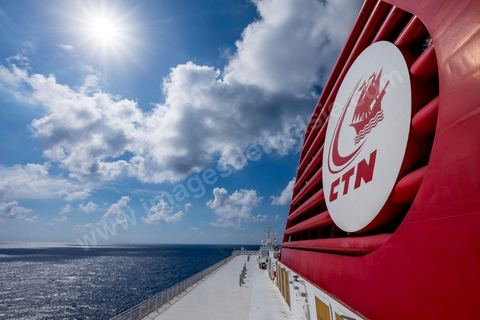 Juin 2014 : au coeur du navire tunisien Tanit, navire de transport de passagers de la CTN, Compagnie Tunisienne de Navigation, lors d'une double traversée entre Tunis et Marseille. Mis en service en 2012, le navire de 212 m de long et 30 m de large a une capacité de 3200 personnes et 1060 voitures. Il traverse la Méditerranée entre Tunis et Marseille en 24 h. Découverte des lieux, espaces communs, cabines, salle de commandement et de pilotage, salle des moteurs, ... Escale à Marseille puis retour avec les tunisiens de l'étranger sur Tunis. Chargement des véhicules.