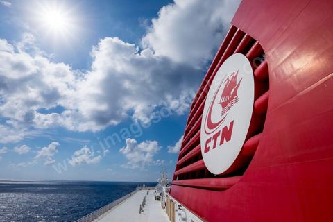 Juin 2014 : au coeur du navire tunisien Tanit, navire de transport de passagers de la CTN, Compagnie Tunisienne de Navigation, lors d'une double traversée entre Tunis et Marseille. Mis en service en 2012, le navire de 212 m de long et 30 m de large a une capacité de 3200 personnes et 1060 voitures. Il traverse la Méditerranée entre Tunis et Marseille en 24 h. Découverte des lieux, espaces communs, cabines, salle de commandement et de pilotage, salle des moteurs, ... Escale à Marseille puis retour avec les tunisiens de l'étranger sur Tunis. Chargement des véhicules.
