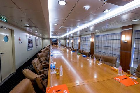Juin 2014 : au coeur du navire tunisien Tanit, navire de transport de passagers de la CTN, Compagnie Tunisienne de Navigation, lors d'une double traversée entre Tunis et Marseille. Mis en service en 2012, le navire de 212 m de long et 30 m de large a une capacité de 3200 personnes et 1060 voitures. Il traverse la Méditerranée entre Tunis et Marseille en 24 h. Découverte des lieux, espaces communs, cabines, salle de commandement et de pilotage, salle des moteurs, ... Escale à Marseille puis retour avec les tunisiens de l'étranger sur Tunis. Chargement des véhicules.