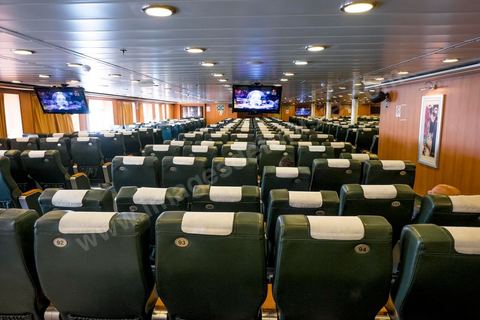 Juin 2014 : au coeur du navire tunisien Tanit, navire de transport de passagers de la CTN, Compagnie Tunisienne de Navigation, lors d'une double traversée entre Tunis et Marseille. Mis en service en 2012, le navire de 212 m de long et 30 m de large a une capacité de 3200 personnes et 1060 voitures. Il traverse la Méditerranée entre Tunis et Marseille en 24 h. Découverte des lieux, espaces communs, cabines, salle de commandement et de pilotage, salle des moteurs, ... Escale à Marseille puis retour avec les tunisiens de l'étranger sur Tunis. Chargement des véhicules.