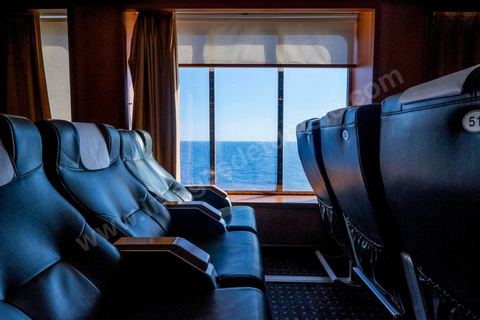 Juin 2014 : au coeur du navire tunisien Tanit, navire de transport de passagers de la CTN, Compagnie Tunisienne de Navigation, lors d'une double traversée entre Tunis et Marseille. Mis en service en 2012, le navire de 212 m de long et 30 m de large a une capacité de 3200 personnes et 1060 voitures. Il traverse la Méditerranée entre Tunis et Marseille en 24 h. Découverte des lieux, espaces communs, cabines, salle de commandement et de pilotage, salle des moteurs, ... Escale à Marseille puis retour avec les tunisiens de l'étranger sur Tunis. Chargement des véhicules.