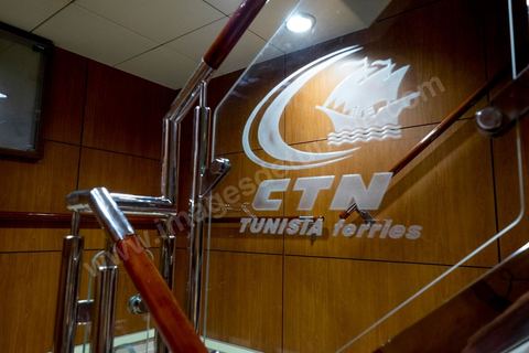 Juin 2014 : au coeur du navire tunisien Tanit, navire de transport de passagers de la CTN, Compagnie Tunisienne de Navigation, lors d'une double traversée entre Tunis et Marseille. Mis en service en 2012, le navire de 212 m de long et 30 m de large a une capacité de 3200 personnes et 1060 voitures. Il traverse la Méditerranée entre Tunis et Marseille en 24 h. Découverte des lieux, espaces communs, cabines, salle de commandement et de pilotage, salle des moteurs, ... Escale à Marseille puis retour avec les tunisiens de l'étranger sur Tunis. Chargement des véhicules.