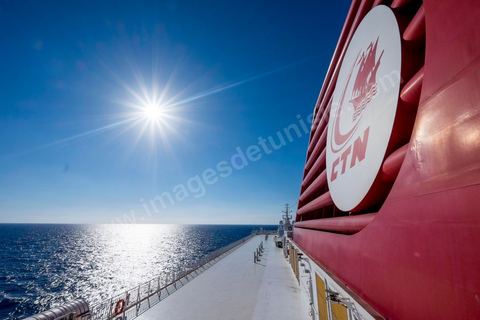 Juin 2014 : au coeur du navire tunisien Tanit, navire de transport de passagers de la CTN, Compagnie Tunisienne de Navigation, lors d'une double traversée entre Tunis et Marseille. Mis en service en 2012, le navire de 212 m de long et 30 m de large a une capacité de 3200 personnes et 1060 voitures. Il traverse la Méditerranée entre Tunis et Marseille en 24 h. Découverte des lieux, espaces communs, cabines, salle de commandement et de pilotage, salle des moteurs, ... Escale à Marseille puis retour avec les tunisiens de l'étranger sur Tunis. Chargement des véhicules.