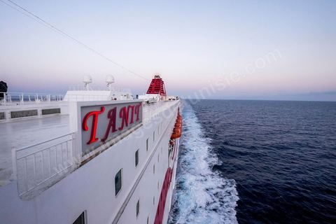 Juin 2014 : au coeur du navire tunisien Tanit, navire de transport de passagers de la CTN, Compagnie Tunisienne de Navigation, lors d'une double traversée entre Tunis et Marseille. Mis en service en 2012, le navire de 212 m de long et 30 m de large a une capacité de 3200 personnes et 1060 voitures. Il traverse la Méditerranée entre Tunis et Marseille en 24 h. Découverte des lieux, espaces communs, cabines, salle de commandement et de pilotage, salle des moteurs, ... Escale à Marseille puis retour avec les tunisiens de l'étranger sur Tunis. Chargement des véhicules.