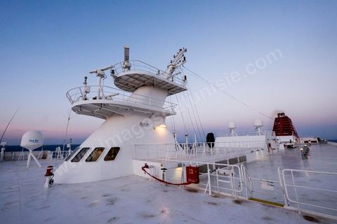 Juin 2014 : au coeur du navire tunisien Tanit, navire de transport de passagers de la CTN, Compagnie Tunisienne de Navigation, lors d'une double traversée entre Tunis et Marseille. Mis en service en 2012, le navire de 212 m de long et 30 m de large a une capacité de 3200 personnes et 1060 voitures. Il traverse la Méditerranée entre Tunis et Marseille en 24 h. Découverte des lieux, espaces communs, cabines, salle de commandement et de pilotage, salle des moteurs, ... Escale à Marseille puis retour avec les tunisiens de l'étranger sur Tunis. Chargement des véhicules.