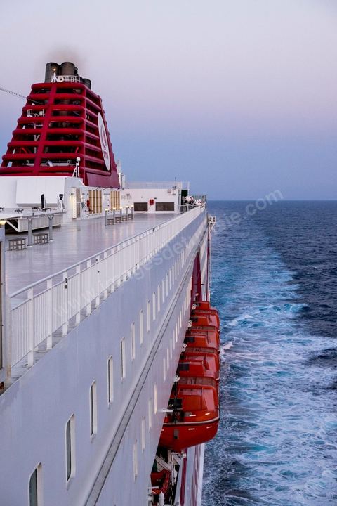 Juin 2014 : au coeur du navire tunisien Tanit, navire de transport de passagers de la CTN, Compagnie Tunisienne de Navigation, lors d'une double traversée entre Tunis et Marseille. Mis en service en 2012, le navire de 212 m de long et 30 m de large a une capacité de 3200 personnes et 1060 voitures. Il traverse la Méditerranée entre Tunis et Marseille en 24 h. Découverte des lieux, espaces communs, cabines, salle de commandement et de pilotage, salle des moteurs, ... Escale à Marseille puis retour avec les tunisiens de l'étranger sur Tunis. Chargement des véhicules.