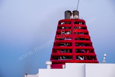 Juin 2014 : au coeur du navire tunisien Tanit, navire de transport de passagers de la CTN, Compagnie Tunisienne de Navigation, lors d'une double traversée entre Tunis et Marseille. Mis en service en 2012, le navire de 212 m de long et 30 m de large a une capacité de 3200 personnes et 1060 voitures. Il traverse la Méditerranée entre Tunis et Marseille en 24 h. Découverte des lieux, espaces communs, cabines, salle de commandement et de pilotage, salle des moteurs, ... Escale à Marseille puis retour avec les tunisiens de l'étranger sur Tunis. Chargement des véhicules.