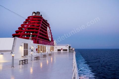 Juin 2014 : au coeur du navire tunisien Tanit, navire de transport de passagers de la CTN, Compagnie Tunisienne de Navigation, lors d'une double traversée entre Tunis et Marseille. Mis en service en 2012, le navire de 212 m de long et 30 m de large a une capacité de 3200 personnes et 1060 voitures. Il traverse la Méditerranée entre Tunis et Marseille en 24 h. Découverte des lieux, espaces communs, cabines, salle de commandement et de pilotage, salle des moteurs, ... Escale à Marseille puis retour avec les tunisiens de l'étranger sur Tunis. Chargement des véhicules.