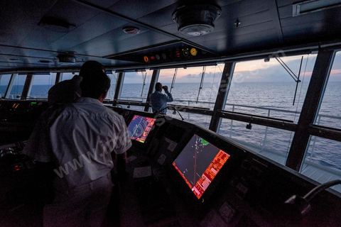 Juin 2014 : au coeur du navire tunisien Tanit, navire de transport de passagers de la CTN, Compagnie Tunisienne de Navigation, lors d'une double traversée entre Tunis et Marseille. Mis en service en 2012, le navire de 212 m de long et 30 m de large a une capacité de 3200 personnes et 1060 voitures. Il traverse la Méditerranée entre Tunis et Marseille en 24 h. Découverte des lieux, espaces communs, cabines, salle de commandement et de pilotage, salle des moteurs, ... Escale à Marseille puis retour avec les tunisiens de l'étranger sur Tunis. Chargement des véhicules.