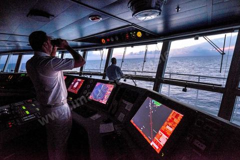 Juin 2014 : au coeur du navire tunisien Tanit, navire de transport de passagers de la CTN, Compagnie Tunisienne de Navigation, lors d'une double traversée entre Tunis et Marseille. Mis en service en 2012, le navire de 212 m de long et 30 m de large a une capacité de 3200 personnes et 1060 voitures. Il traverse la Méditerranée entre Tunis et Marseille en 24 h. Découverte des lieux, espaces communs, cabines, salle de commandement et de pilotage, salle des moteurs, ... Escale à Marseille puis retour avec les tunisiens de l'étranger sur Tunis. Chargement des véhicules.
