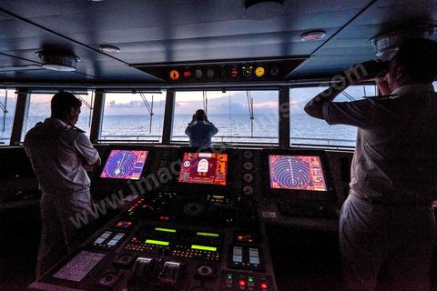 Juin 2014 : au coeur du navire tunisien Tanit, navire de transport de passagers de la CTN, Compagnie Tunisienne de Navigation, lors d'une double traversée entre Tunis et Marseille. Mis en service en 2012, le navire de 212 m de long et 30 m de large a une capacité de 3200 personnes et 1060 voitures. Il traverse la Méditerranée entre Tunis et Marseille en 24 h. Découverte des lieux, espaces communs, cabines, salle de commandement et de pilotage, salle des moteurs, ... Escale à Marseille puis retour avec les tunisiens de l'étranger sur Tunis. Chargement des véhicules.