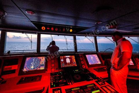 Juin 2014 : au coeur du navire tunisien Tanit, navire de transport de passagers de la CTN, Compagnie Tunisienne de Navigation, lors d'une double traversée entre Tunis et Marseille. Mis en service en 2012, le navire de 212 m de long et 30 m de large a une capacité de 3200 personnes et 1060 voitures. Il traverse la Méditerranée entre Tunis et Marseille en 24 h. Découverte des lieux, espaces communs, cabines, salle de commandement et de pilotage, salle des moteurs, ... Escale à Marseille puis retour avec les tunisiens de l'étranger sur Tunis. Chargement des véhicules.