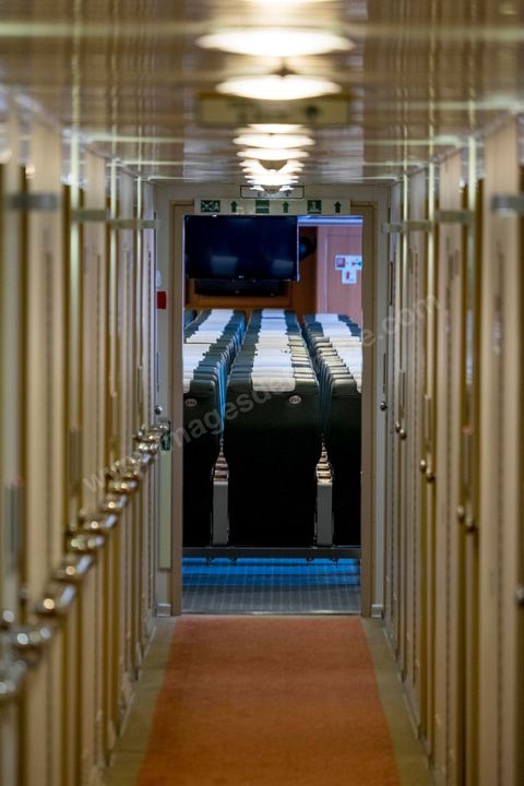Juin 2014 : au coeur du navire tunisien Tanit, navire de transport de passagers de la CTN, Compagnie Tunisienne de Navigation, lors d'une double traversée entre Tunis et Marseille. Mis en service en 2012, le navire de 212 m de long et 30 m de large a une capacité de 3200 personnes et 1060 voitures. Il traverse la Méditerranée entre Tunis et Marseille en 24 h. Découverte des lieux, espaces communs, cabines, salle de commandement et de pilotage, salle des moteurs, ... Escale à Marseille puis retour avec les tunisiens de l'étranger sur Tunis. Chargement des véhicules.