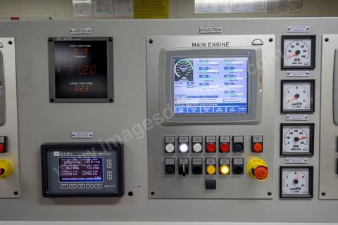 Juin 2014 : au coeur du navire tunisien Tanit, navire de transport de passagers de la CTN, Compagnie Tunisienne de Navigation, lors d'une double traversée entre Tunis et Marseille. Mis en service en 2012, le navire de 212 m de long et 30 m de large a une capacité de 3200 personnes et 1060 voitures. Il traverse la Méditerranée entre Tunis et Marseille en 24 h. Découverte des lieux, espaces communs, cabines, salle de commandement et de pilotage, salle des moteurs, ... Escale à Marseille puis retour avec les tunisiens de l'étranger sur Tunis. Chargement des véhicules.