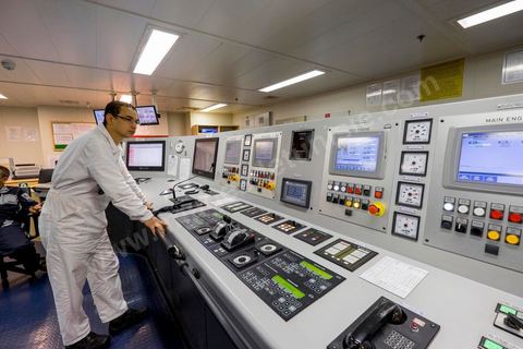 Juin 2014 : au coeur du navire tunisien Tanit, navire de transport de passagers de la CTN, Compagnie Tunisienne de Navigation, lors d'une double traversée entre Tunis et Marseille. Mis en service en 2012, le navire de 212 m de long et 30 m de large a une capacité de 3200 personnes et 1060 voitures. Il traverse la Méditerranée entre Tunis et Marseille en 24 h. Découverte des lieux, espaces communs, cabines, salle de commandement et de pilotage, salle des moteurs, ... Escale à Marseille puis retour avec les tunisiens de l'étranger sur Tunis. Chargement des véhicules.