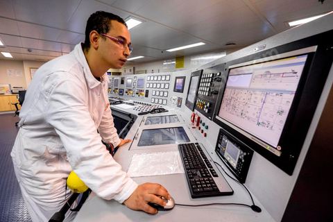 Juin 2014 : au coeur du navire tunisien Tanit, navire de transport de passagers de la CTN, Compagnie Tunisienne de Navigation, lors d'une double traversée entre Tunis et Marseille. Mis en service en 2012, le navire de 212 m de long et 30 m de large a une capacité de 3200 personnes et 1060 voitures. Il traverse la Méditerranée entre Tunis et Marseille en 24 h. Découverte des lieux, espaces communs, cabines, salle de commandement et de pilotage, salle des moteurs, ... Escale à Marseille puis retour avec les tunisiens de l'étranger sur Tunis. Chargement des véhicules.