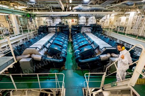 Juin 2014 : au coeur du navire tunisien Tanit, navire de transport de passagers de la CTN, Compagnie Tunisienne de Navigation, lors d'une double traversée entre Tunis et Marseille. Mis en service en 2012, le navire de 212 m de long et 30 m de large a une capacité de 3200 personnes et 1060 voitures. Il traverse la Méditerranée entre Tunis et Marseille en 24 h. Découverte des lieux, espaces communs, cabines, salle de commandement et de pilotage, salle des moteurs, ... Escale à Marseille puis retour avec les tunisiens de l'étranger sur Tunis. Chargement des véhicules.