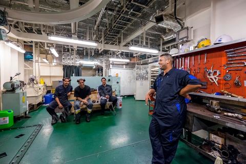Juin 2014 : au coeur du navire tunisien Tanit, navire de transport de passagers de la CTN, Compagnie Tunisienne de Navigation, lors d'une double traversée entre Tunis et Marseille. Mis en service en 2012, le navire de 212 m de long et 30 m de large a une capacité de 3200 personnes et 1060 voitures. Il traverse la Méditerranée entre Tunis et Marseille en 24 h. Découverte des lieux, espaces communs, cabines, salle de commandement et de pilotage, salle des moteurs, ... Escale à Marseille puis retour avec les tunisiens de l'étranger sur Tunis. Chargement des véhicules.