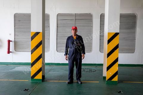 Juin 2014 : au coeur du navire tunisien Tanit, navire de transport de passagers de la CTN, Compagnie Tunisienne de Navigation, lors d'une double traversée entre Tunis et Marseille. Mis en service en 2012, le navire de 212 m de long et 30 m de large a une capacité de 3200 personnes et 1060 voitures. Il traverse la Méditerranée entre Tunis et Marseille en 24 h. Découverte des lieux, espaces communs, cabines, salle de commandement et de pilotage, salle des moteurs, ... Escale à Marseille puis retour avec les tunisiens de l'étranger sur Tunis. Chargement des véhicules.