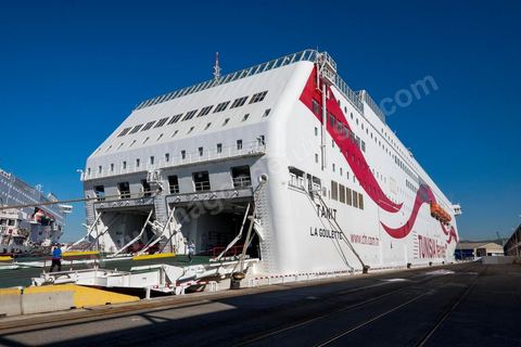 Juin 2014 : au coeur du navire tunisien Tanit, navire de transport de passagers de la CTN, Compagnie Tunisienne de Navigation, lors d'une double traversée entre Tunis et Marseille. Mis en service en 2012, le navire de 212 m de long et 30 m de large a une capacité de 3200 personnes et 1060 voitures. Il traverse la Méditerranée entre Tunis et Marseille en 24 h. Découverte des lieux, espaces communs, cabines, salle de commandement et de pilotage, salle des moteurs, ... Escale à Marseille puis retour avec les tunisiens de l'étranger sur Tunis. Chargement des véhicules.