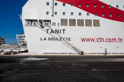Juin 2014 : au coeur du navire tunisien Tanit, navire de transport de passagers de la CTN, Compagnie Tunisienne de Navigation, lors d'une double traversée entre Tunis et Marseille. Mis en service en 2012, le navire de 212 m de long et 30 m de large a une capacité de 3200 personnes et 1060 voitures. Il traverse la Méditerranée entre Tunis et Marseille en 24 h. Découverte des lieux, espaces communs, cabines, salle de commandement et de pilotage, salle des moteurs, ... Escale à Marseille puis retour avec les tunisiens de l'étranger sur Tunis. Chargement des véhicules.