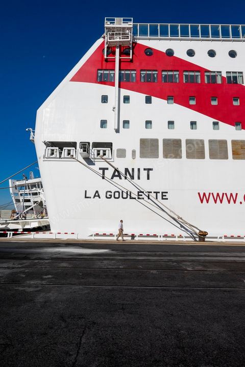 Juin 2014 : au coeur du navire tunisien Tanit, navire de transport de passagers de la CTN, Compagnie Tunisienne de Navigation, lors d'une double traversée entre Tunis et Marseille. Mis en service en 2012, le navire de 212 m de long et 30 m de large a une capacité de 3200 personnes et 1060 voitures. Il traverse la Méditerranée entre Tunis et Marseille en 24 h. Découverte des lieux, espaces communs, cabines, salle de commandement et de pilotage, salle des moteurs, ... Escale à Marseille puis retour avec les tunisiens de l'étranger sur Tunis. Chargement des véhicules.