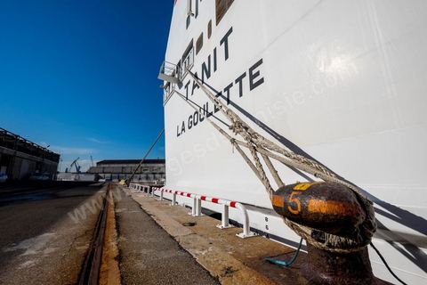 Juin 2014 : au coeur du navire tunisien Tanit, navire de transport de passagers de la CTN, Compagnie Tunisienne de Navigation, lors d'une double traversée entre Tunis et Marseille. Mis en service en 2012, le navire de 212 m de long et 30 m de large a une capacité de 3200 personnes et 1060 voitures. Il traverse la Méditerranée entre Tunis et Marseille en 24 h. Découverte des lieux, espaces communs, cabines, salle de commandement et de pilotage, salle des moteurs, ... Escale à Marseille puis retour avec les tunisiens de l'étranger sur Tunis. Chargement des véhicules.