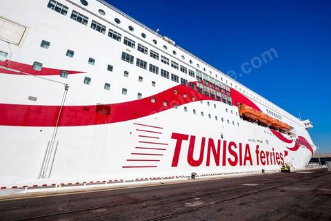 Juin 2014 : au coeur du navire tunisien Tanit, navire de transport de passagers de la CTN, Compagnie Tunisienne de Navigation, lors d'une double traversée entre Tunis et Marseille. Mis en service en 2012, le navire de 212 m de long et 30 m de large a une capacité de 3200 personnes et 1060 voitures. Il traverse la Méditerranée entre Tunis et Marseille en 24 h. Découverte des lieux, espaces communs, cabines, salle de commandement et de pilotage, salle des moteurs, ... Escale à Marseille puis retour avec les tunisiens de l'étranger sur Tunis. Chargement des véhicules.