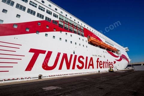 Juin 2014 : au coeur du navire tunisien Tanit, navire de transport de passagers de la CTN, Compagnie Tunisienne de Navigation, lors d'une double traversée entre Tunis et Marseille. Mis en service en 2012, le navire de 212 m de long et 30 m de large a une capacité de 3200 personnes et 1060 voitures. Il traverse la Méditerranée entre Tunis et Marseille en 24 h. Découverte des lieux, espaces communs, cabines, salle de commandement et de pilotage, salle des moteurs, ... Escale à Marseille puis retour avec les tunisiens de l'étranger sur Tunis. Chargement des véhicules.