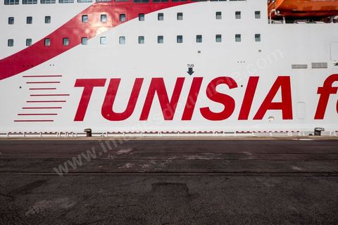 Juin 2014 : au coeur du navire tunisien Tanit, navire de transport de passagers de la CTN, Compagnie Tunisienne de Navigation, lors d'une double traversée entre Tunis et Marseille. Mis en service en 2012, le navire de 212 m de long et 30 m de large a une capacité de 3200 personnes et 1060 voitures. Il traverse la Méditerranée entre Tunis et Marseille en 24 h. Découverte des lieux, espaces communs, cabines, salle de commandement et de pilotage, salle des moteurs, ... Escale à Marseille puis retour avec les tunisiens de l'étranger sur Tunis. Chargement des véhicules.