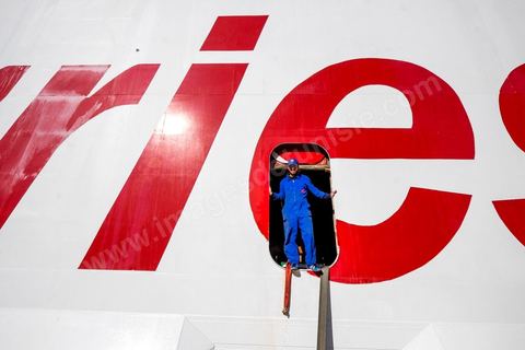 Juin 2014 : au coeur du navire tunisien Tanit, navire de transport de passagers de la CTN, Compagnie Tunisienne de Navigation, lors d'une double traversée entre Tunis et Marseille. Mis en service en 2012, le navire de 212 m de long et 30 m de large a une capacité de 3200 personnes et 1060 voitures. Il traverse la Méditerranée entre Tunis et Marseille en 24 h. Découverte des lieux, espaces communs, cabines, salle de commandement et de pilotage, salle des moteurs, ... Escale à Marseille puis retour avec les tunisiens de l'étranger sur Tunis. Chargement des véhicules.