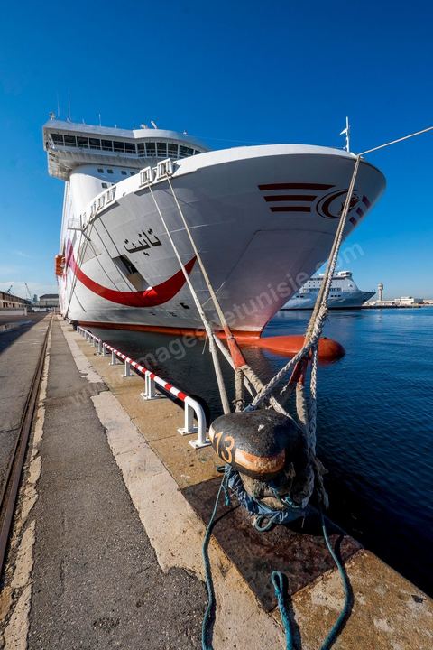 Juin 2014 : au coeur du navire tunisien Tanit, navire de transport de passagers de la CTN, Compagnie Tunisienne de Navigation, lors d'une double traversée entre Tunis et Marseille. Mis en service en 2012, le navire de 212 m de long et 30 m de large a une capacité de 3200 personnes et 1060 voitures. Il traverse la Méditerranée entre Tunis et Marseille en 24 h. Découverte des lieux, espaces communs, cabines, salle de commandement et de pilotage, salle des moteurs, ... Escale à Marseille puis retour avec les tunisiens de l'étranger sur Tunis. Chargement des véhicules.