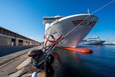 Juin 2014 : au coeur du navire tunisien Tanit, navire de transport de passagers de la CTN, Compagnie Tunisienne de Navigation, lors d'une double traversée entre Tunis et Marseille. Mis en service en 2012, le navire de 212 m de long et 30 m de large a une capacité de 3200 personnes et 1060 voitures. Il traverse la Méditerranée entre Tunis et Marseille en 24 h. Découverte des lieux, espaces communs, cabines, salle de commandement et de pilotage, salle des moteurs, ... Escale à Marseille puis retour avec les tunisiens de l'étranger sur Tunis. Chargement des véhicules.
