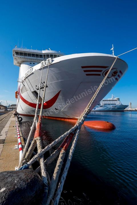 Juin 2014 : au coeur du navire tunisien Tanit, navire de transport de passagers de la CTN, Compagnie Tunisienne de Navigation, lors d'une double traversée entre Tunis et Marseille. Mis en service en 2012, le navire de 212 m de long et 30 m de large a une capacité de 3200 personnes et 1060 voitures. Il traverse la Méditerranée entre Tunis et Marseille en 24 h. Découverte des lieux, espaces communs, cabines, salle de commandement et de pilotage, salle des moteurs, ... Escale à Marseille puis retour avec les tunisiens de l'étranger sur Tunis. Chargement des véhicules.