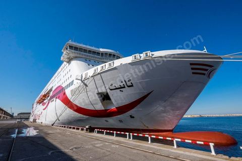 Juin 2014 : au coeur du navire tunisien Tanit, navire de transport de passagers de la CTN, Compagnie Tunisienne de Navigation, lors d'une double traversée entre Tunis et Marseille. Mis en service en 2012, le navire de 212 m de long et 30 m de large a une capacité de 3200 personnes et 1060 voitures. Il traverse la Méditerranée entre Tunis et Marseille en 24 h. Découverte des lieux, espaces communs, cabines, salle de commandement et de pilotage, salle des moteurs, ... Escale à Marseille puis retour avec les tunisiens de l'étranger sur Tunis. Chargement des véhicules.