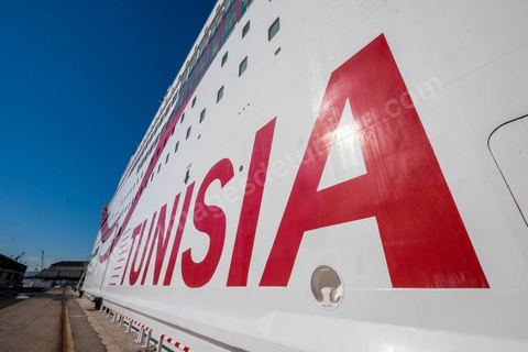 Juin 2014 : au coeur du navire tunisien Tanit, navire de transport de passagers de la CTN, Compagnie Tunisienne de Navigation, lors d'une double traversée entre Tunis et Marseille. Mis en service en 2012, le navire de 212 m de long et 30 m de large a une capacité de 3200 personnes et 1060 voitures. Il traverse la Méditerranée entre Tunis et Marseille en 24 h. Découverte des lieux, espaces communs, cabines, salle de commandement et de pilotage, salle des moteurs, ... Escale à Marseille puis retour avec les tunisiens de l'étranger sur Tunis. Chargement des véhicules.
