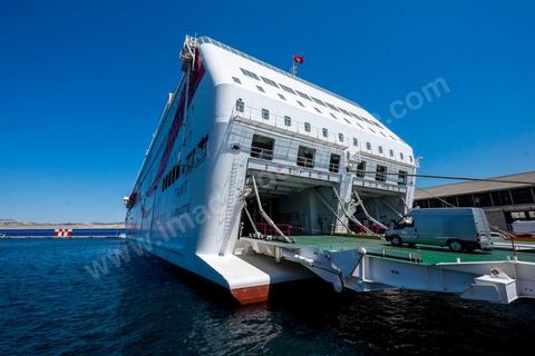 Juin 2014 : au coeur du navire tunisien Tanit, navire de transport de passagers de la CTN, Compagnie Tunisienne de Navigation, lors d'une double traversée entre Tunis et Marseille. Mis en service en 2012, le navire de 212 m de long et 30 m de large a une capacité de 3200 personnes et 1060 voitures. Il traverse la Méditerranée entre Tunis et Marseille en 24 h. Découverte des lieux, espaces communs, cabines, salle de commandement et de pilotage, salle des moteurs, ... Escale à Marseille puis retour avec les tunisiens de l'étranger sur Tunis. Chargement des véhicules.