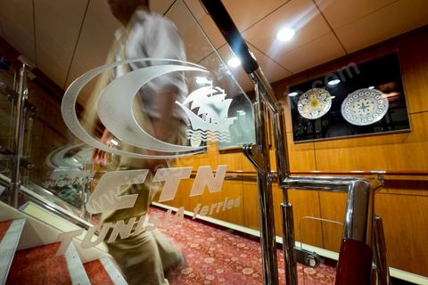 Juin 2014 : au coeur du navire tunisien Tanit, navire de transport de passagers de la CTN, Compagnie Tunisienne de Navigation, lors d'une double traversée entre Tunis et Marseille. Mis en service en 2012, le navire de 212 m de long et 30 m de large a une capacité de 3200 personnes et 1060 voitures. Il traverse la Méditerranée entre Tunis et Marseille en 24 h. Découverte des lieux, espaces communs, cabines, salle de commandement et de pilotage, salle des moteurs, ... Escale à Marseille puis retour avec les tunisiens de l'étranger sur Tunis. Chargement des véhicules.
