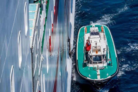 Juin 2014 : au coeur du navire tunisien Tanit, navire de transport de passagers de la CTN, Compagnie Tunisienne de Navigation, lors d'une double traversée entre Tunis et Marseille. Mis en service en 2012, le navire de 212 m de long et 30 m de large a une capacité de 3200 personnes et 1060 voitures. Il traverse la Méditerranée entre Tunis et Marseille en 24 h. Découverte des lieux, espaces communs, cabines, salle de commandement et de pilotage, salle des moteurs, ... Escale à Marseille puis retour avec les tunisiens de l'étranger sur Tunis. Chargement des véhicules.