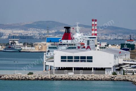 Juin 2014 : au coeur du navire tunisien Tanit, navire de transport de passagers de la CTN, Compagnie Tunisienne de Navigation, lors d'une double traversée entre Tunis et Marseille. Mis en service en 2012, le navire de 212 m de long et 30 m de large a une capacité de 3200 personnes et 1060 voitures. Il traverse la Méditerranée entre Tunis et Marseille en 24 h. Découverte des lieux, espaces communs, cabines, salle de commandement et de pilotage, salle des moteurs, ... Escale à Marseille puis retour avec les tunisiens de l'étranger sur Tunis. Chargement des véhicules.