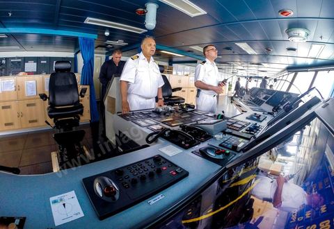 Juin 2014 : au coeur du navire tunisien Tanit, navire de transport de passagers de la CTN, Compagnie Tunisienne de Navigation, lors d'une double traversée entre Tunis et Marseille. Mis en service en 2012, le navire de 212 m de long et 30 m de large a une capacité de 3200 personnes et 1060 voitures. Il traverse la Méditerranée entre Tunis et Marseille en 24 h. Découverte des lieux, espaces communs, cabines, salle de commandement et de pilotage, salle des moteurs, ... Escale à Marseille puis retour avec les tunisiens de l'étranger sur Tunis. Chargement des véhicules.