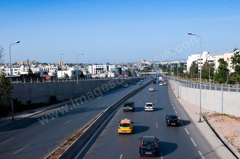Route X , boulevard périphérique interne traversant les zones résidentielles d'El Manar et El Menzah
