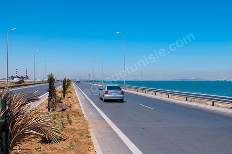 Voie rapide entre La Goulette et le lac de Tunis faisant partie du développement du nouveau périphérique extérieur de Tunis