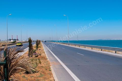 Voie rapide entre La Goulette et le lac de Tunis faisant partie du développement du nouveau périphérique extérieur de Tunis