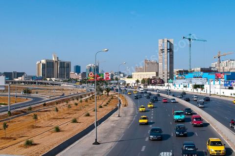 Voie rapide au coeur de Tunis le long du quartier Montplaisir