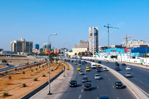 Voie rapide au coeur de Tunis le long du quartier Montplaisir