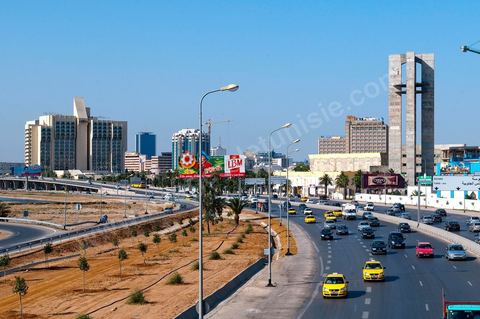 Voie rapide au coeur de Tunis le long du quartier Montplaisir